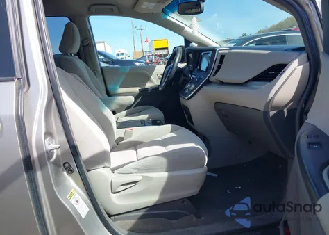 2015 Toyota Sienna Le 8 Passenger z USA, uszkodzony, nr VIN 5TDKK3DC6FS663023